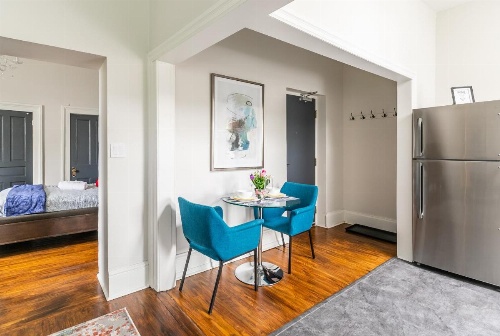 Stunning 1BR - Boutique Apartment - PRIME Location! image 6